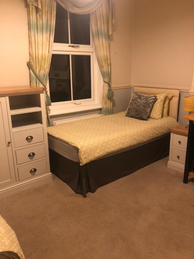 Netley Guest House Farnborough  Kültér fotó