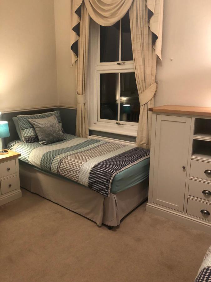 Netley Guest House Farnborough  Kültér fotó
